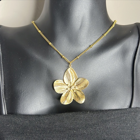 18k Gold Flower Pendant Necklace - Picture 2 of 3